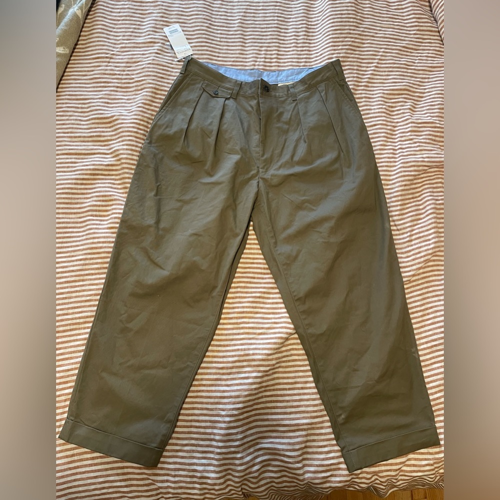Olive pleated men’s trousers